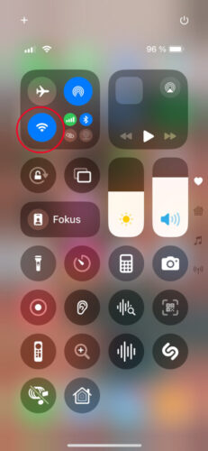 1. Lampe einschalten Stecke die Lampe ein. Sie startet automatisch in den Access Point-Modus.